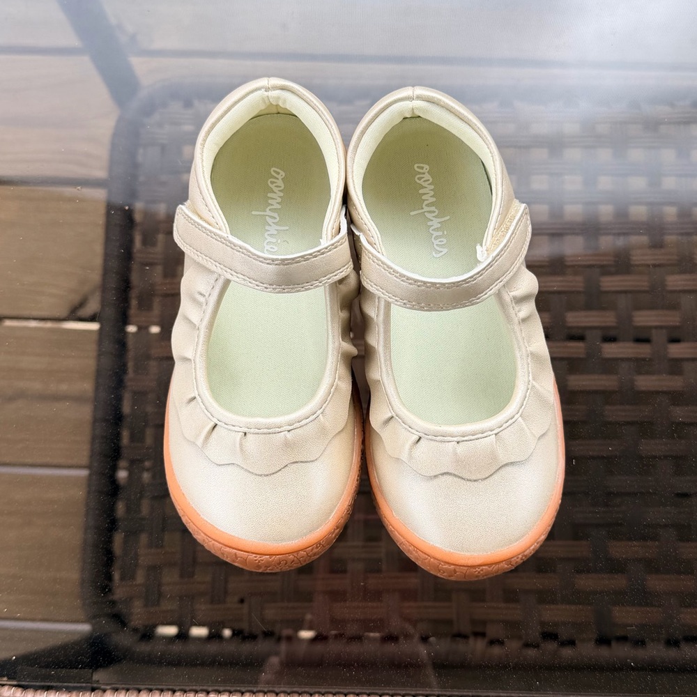Oomphies Mary Jane Shoes in Gold Size 11